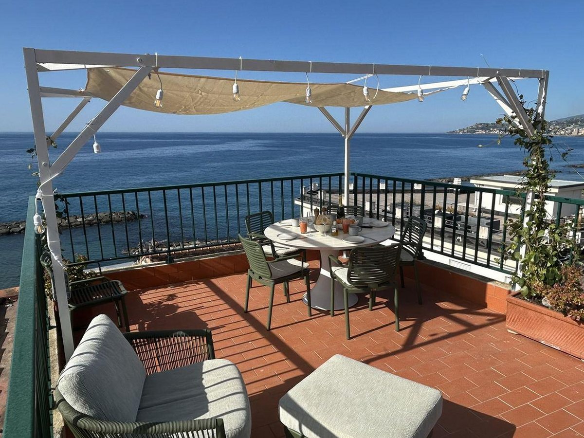 Terras met pergola en zeezicht over de Riviera dei Fiori