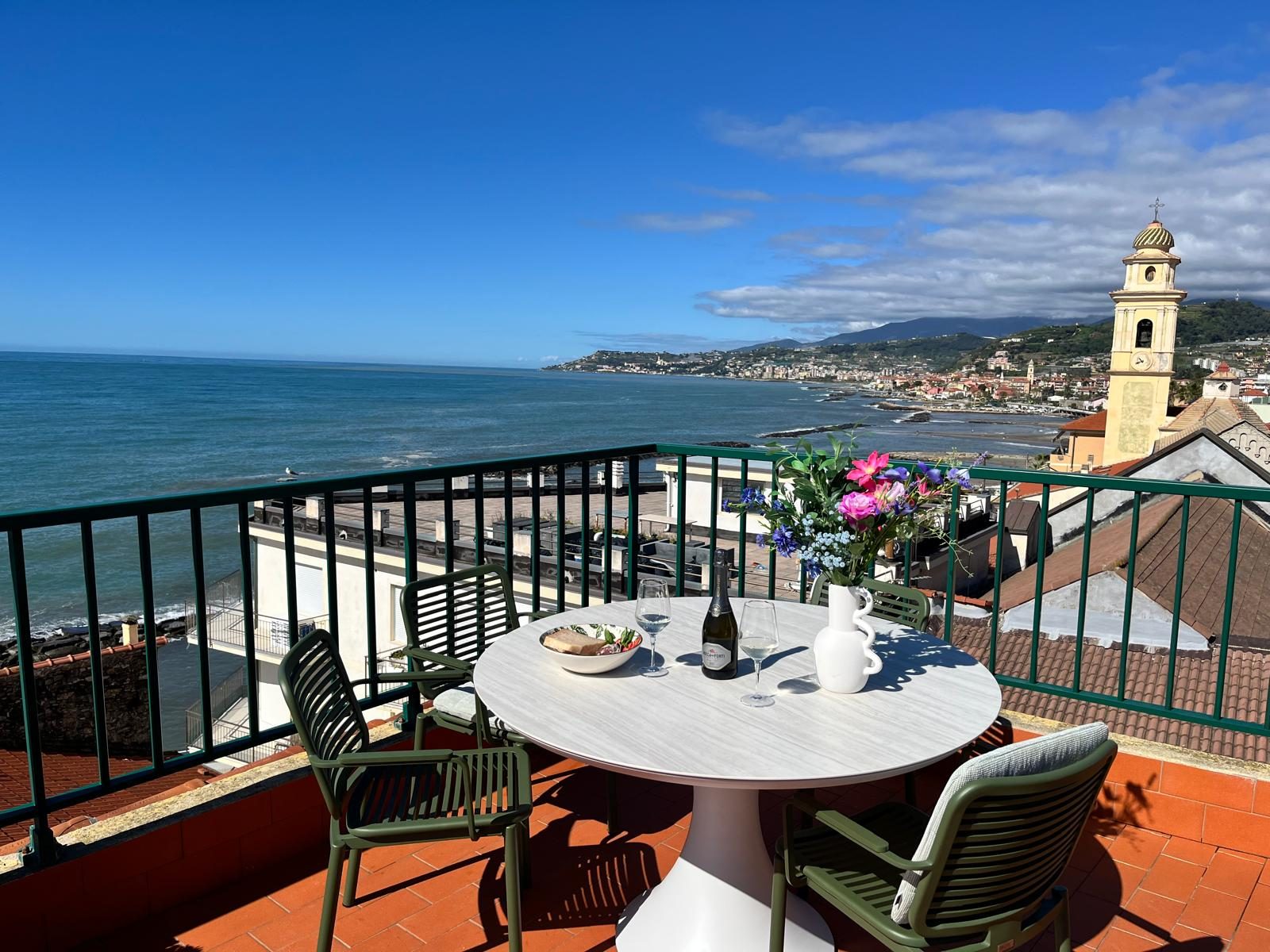 Terras met zicht op zee en klokkentoren Santo Stefano al Mare