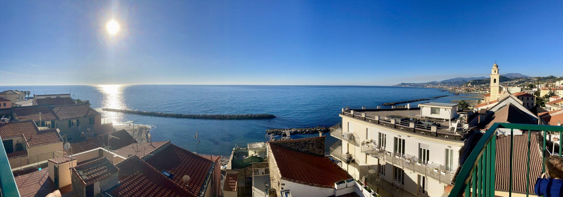 Panorama van de Italiaanse Bloemenrivièra