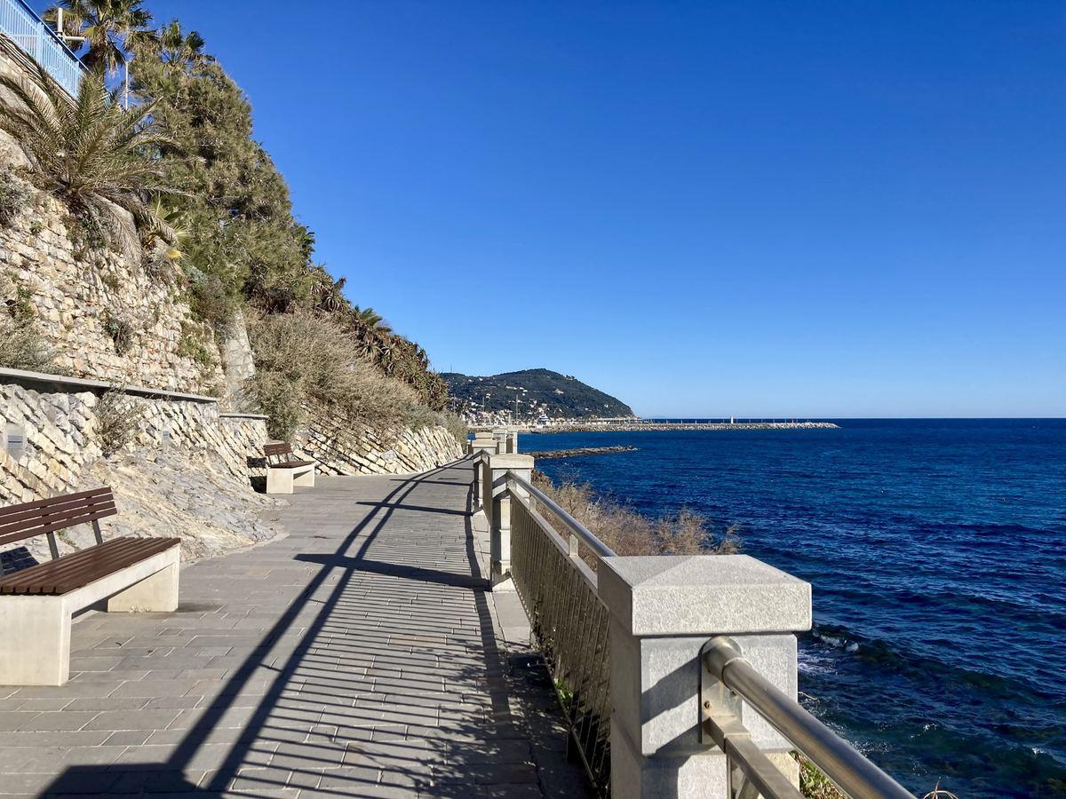 Zeepromenade aan de Ligurische kust